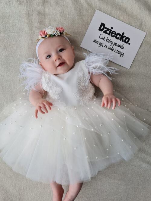 Sukienka Hope biel śmietankowa z piórkami (na krótki i długi rękaw)