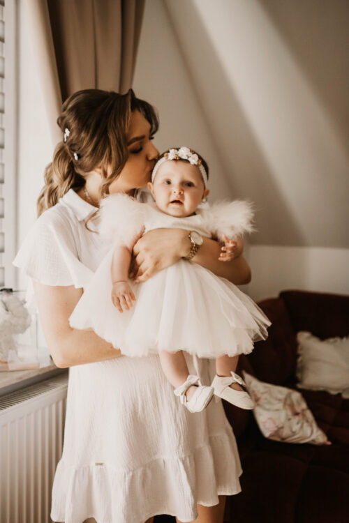 Sukienka Wika z piórkami biel (na krótki i długi rękaw)