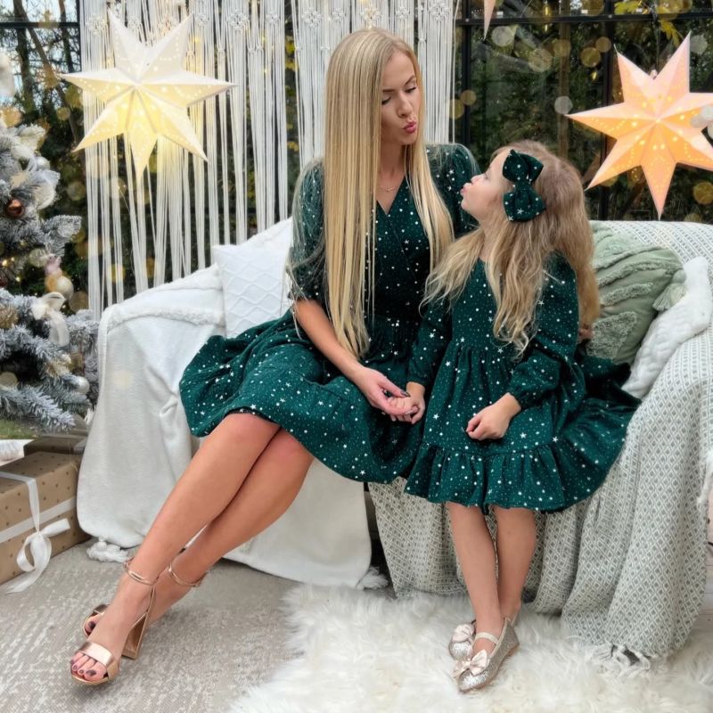 sukienka-muslinowa-z-gwiazdkami-butelkowa-zielentakie-same-01