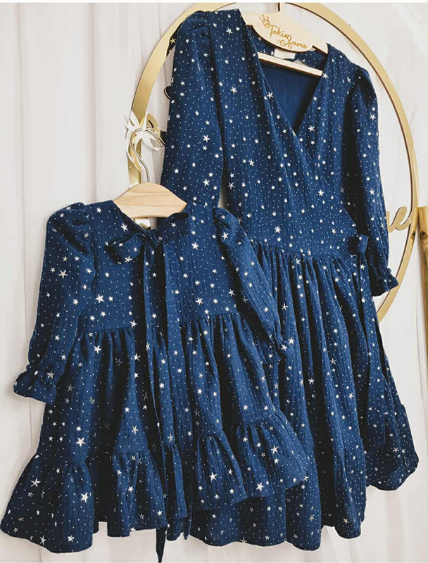 zestaw-sukienek-muslinowych-gwiazdki-granat-takie-same-1